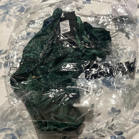 NWT fashion Nova teddy 💚 - Picture 4 of 5